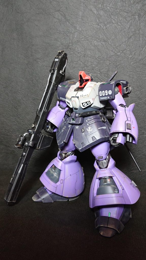 〜完成〜

藤岡建機氏の作画から、ディテールを追加して、一部ドライセンパーツのバランスを見直しています。

・頭部、十字バイザーの縦横比を修正し、作画へ寄せています。
ベースキットは縦長のとぼけた顔立ちなので、縦横比を見直す事で締まりが出ました。
モノアイは可動式です。カメラは高輝度なVCドームを使用して、よりリアルなテイストに仕上がりました。

・胸部はベースキットの