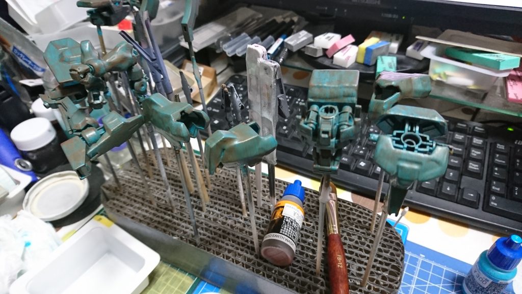 ファレホのオイルドアースウォッシュでウォッシング。いやフィルタリング？
(用語の違いがよくわかりませぬ)

これで屋外に野ざらしな風合いになりました。