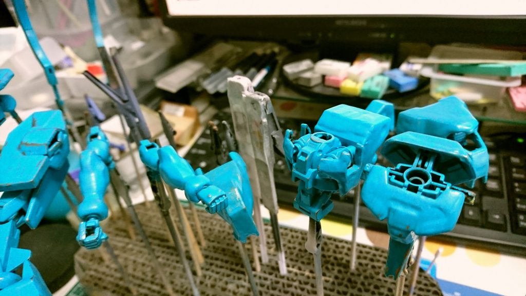 ターコイズを筆塗り＆拭き取り。
しかしこのままだと色鮮やか過ぎるので……