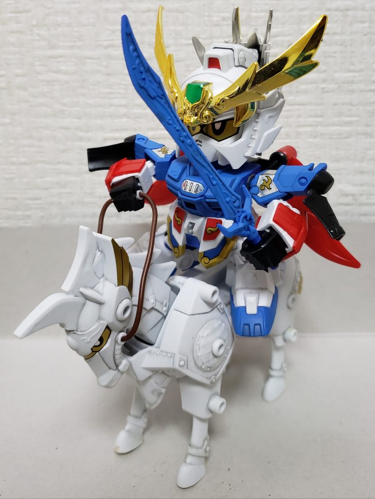 的盧に乗せてみた。白はつや消しで塗りました。
写真だとわかりずらいですがかなりいい感じに