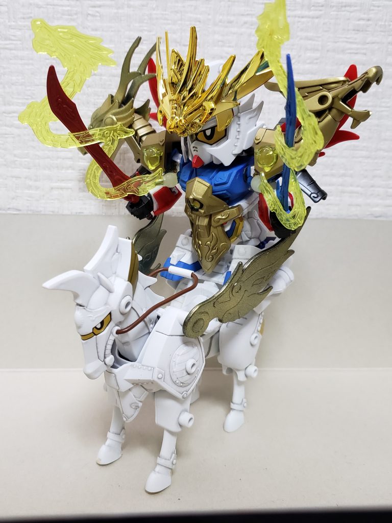 的盧に翔烈帝劉備ガンダムを乗せてみた。
オーラの龍を赤龍翔神刀(赤) 青龍烈斬刀(青)に取り付けることが出来ます。
長年放置していたためパーツは紛失するしなぜかメッキを落としていたり当時の思い描いていたのとは違うものになったかも知れませんがカタチになり良かったです。