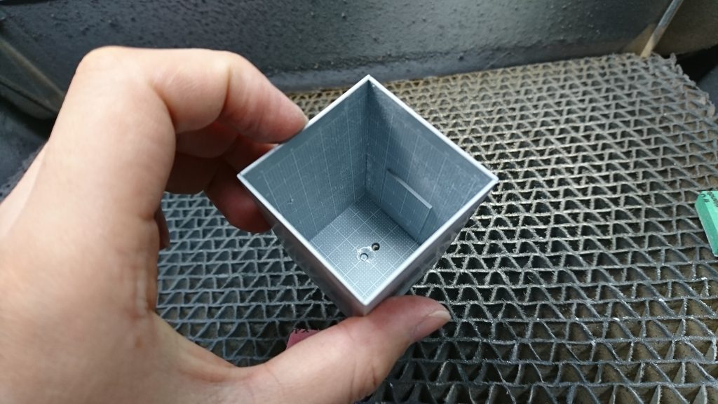 今回は台座も作成しました。
と言ってもプラ板を簡単に箱組みです。