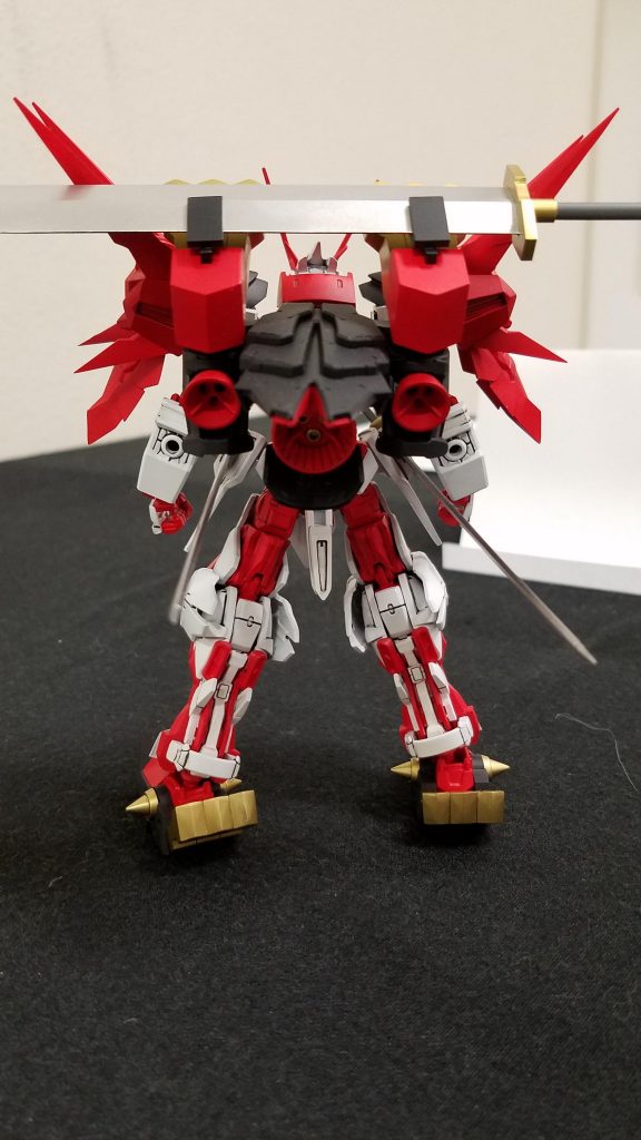 本来なら変形構造となる予定でしたが、時間の都合上バックパックはスラスターだけになっています。なお、大剣はフルスクラッチとなっています。