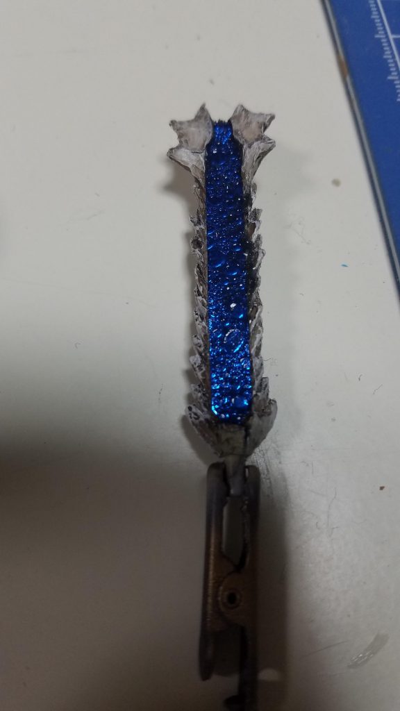 ラピーテープを貼りつけ、その上からUVレジンで加工しています。