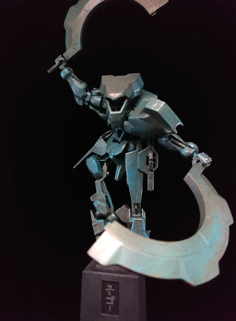 台座に立ってポーズ。
これだと駅前とかにある武将の像のよう？
晴れたら自然光でも撮ってみようかな。