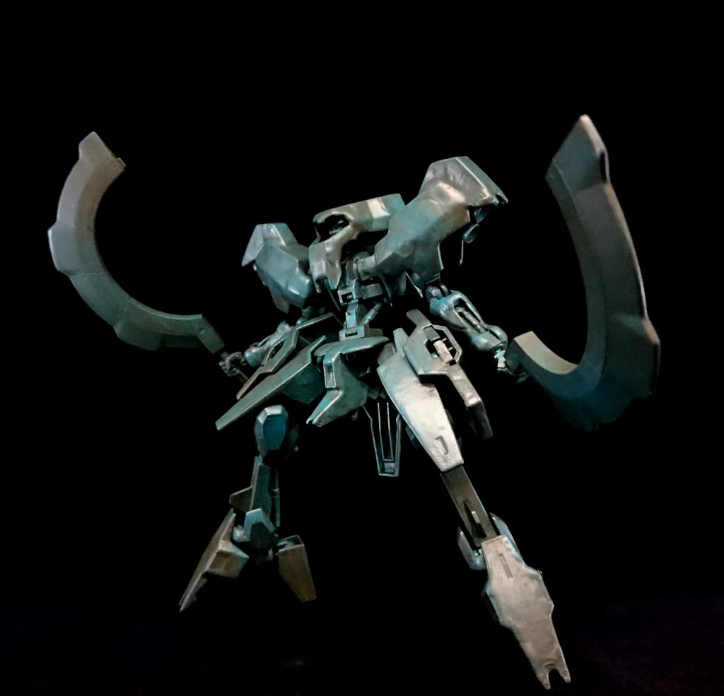 もちろん手足もあります。
銅像っぽさを狙い、装甲にランナーパテを盛ってエッジをだるだるにしてみました。