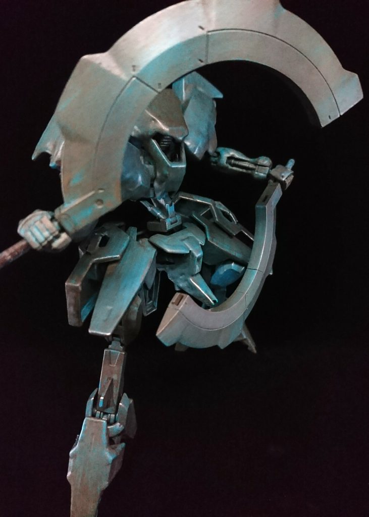 塗装はアクリジョンのベースグレー→ゴールドをエアブラシで吹き、その上からファレホのターコイズを筆塗り。
完全に乾く前にキムワイプでエッジ部分を拭き取り、という感じで緑青を表現してみました。
フォーフィニッシュという技法のひとつだそうです。