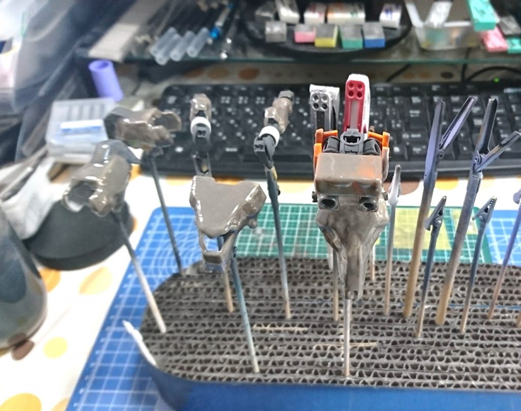 ランナーパテを盛られて灰色に。