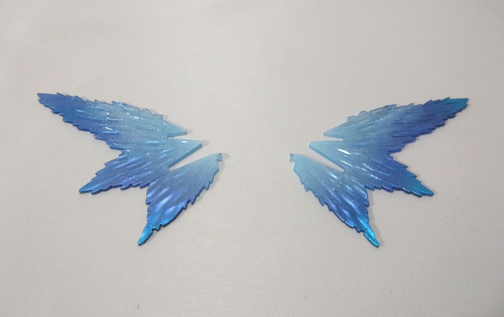 [光の翼]
先端をメタバイオレットとメタブルーでグラデーション。発生部側はホワイトを入れて。今回は元のクリアを残すよう部分的にグラデーション塗装しました。