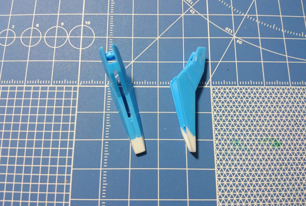 [ウィング部延長]
ウィングの一番長いパーツ先端をプラ板で延長しました。
説明書の設定画だと長めに見えたので♪