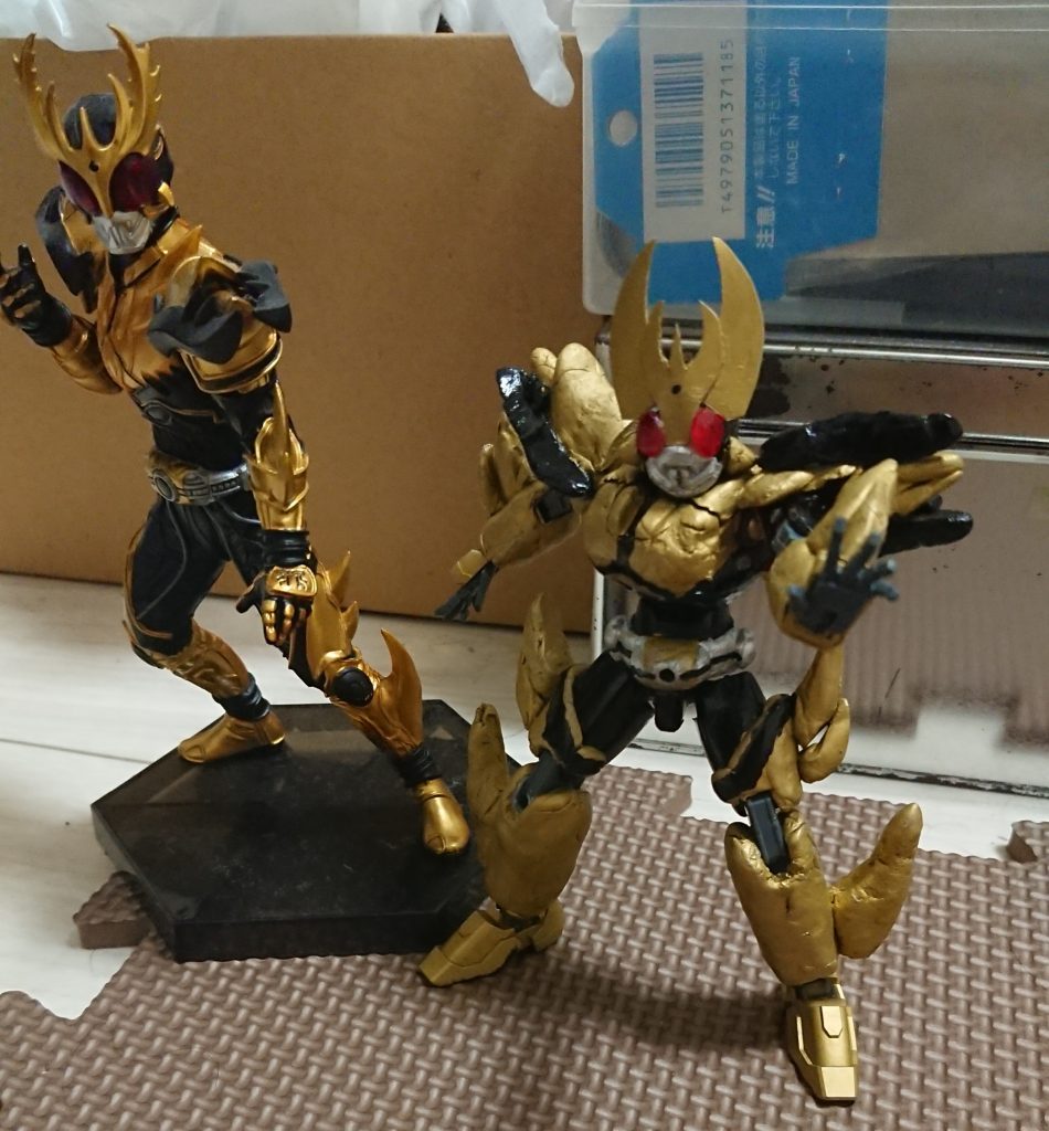 参考に使ったフィギュアと並べてみました。
