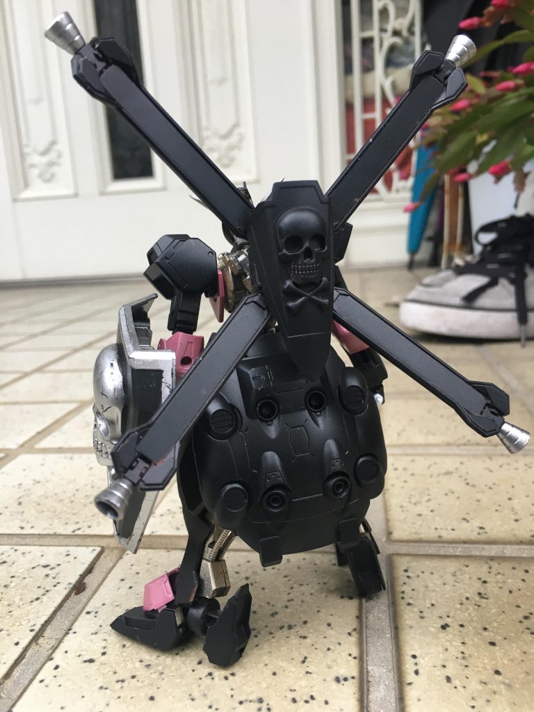 カラーリングは全体をクロスボーンX -２をイメージして、フレームはコールドにしました。