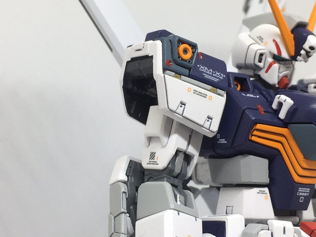 関節やふくらはぎの一部、また肩パーツの裏側をフレーム色に塗装してます。
