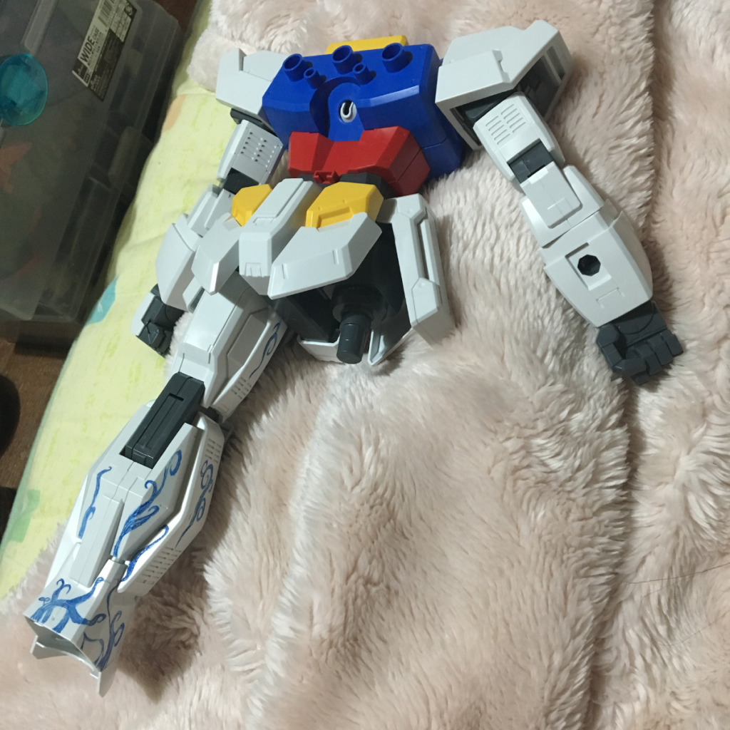 で、急遽両足を彫ることになりました。メチャメチャ挫折したかったけどなんとか彫りました。おっぱにくんはすごく偉いから。