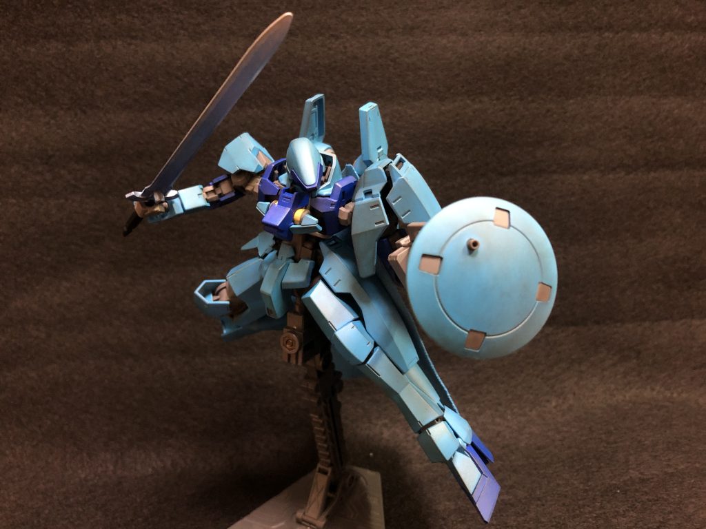 オリジナル武器、シールドライフルはグレイズライフルのショートバレルに、リーオーの盾を接着。盾に穴を開け、ライフルの銃口を差し込んで接着しました。