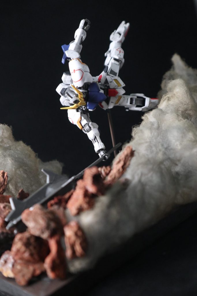 本題のヴィネット。
何を殴ってるのか。火星かな?
思いつきなのでよく考えてません。
冒頭でも述べましたがぶっ飛んでぶん殴るがテーマですが、おっとあぶねーつまづいたにも見える気がします。
平手が欲しかった。
余談ですが、GBWCファイナルで2位の「一閃」という作品を見てからピントを変えて撮るのにハマってます。なかなか楽しい。
以下製作。