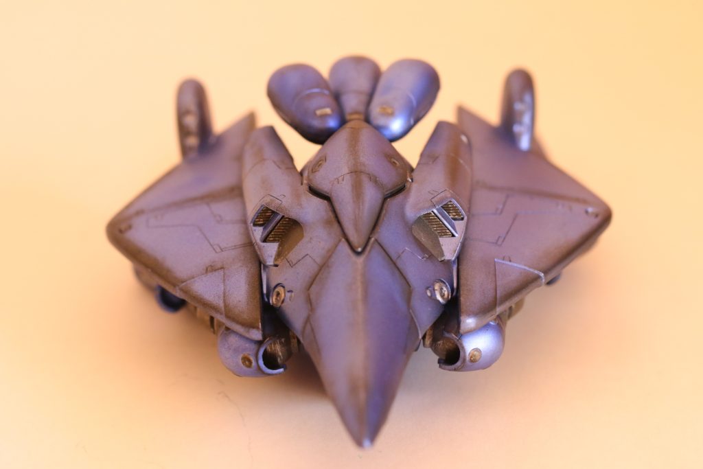 【正面】
美しいひし形なのですが、ジオン軍らしい曲線的なMAですね。
当機体は月に隠匿されていた機体の内の一機を、解体後地球に持ち込み、再構築したもの。