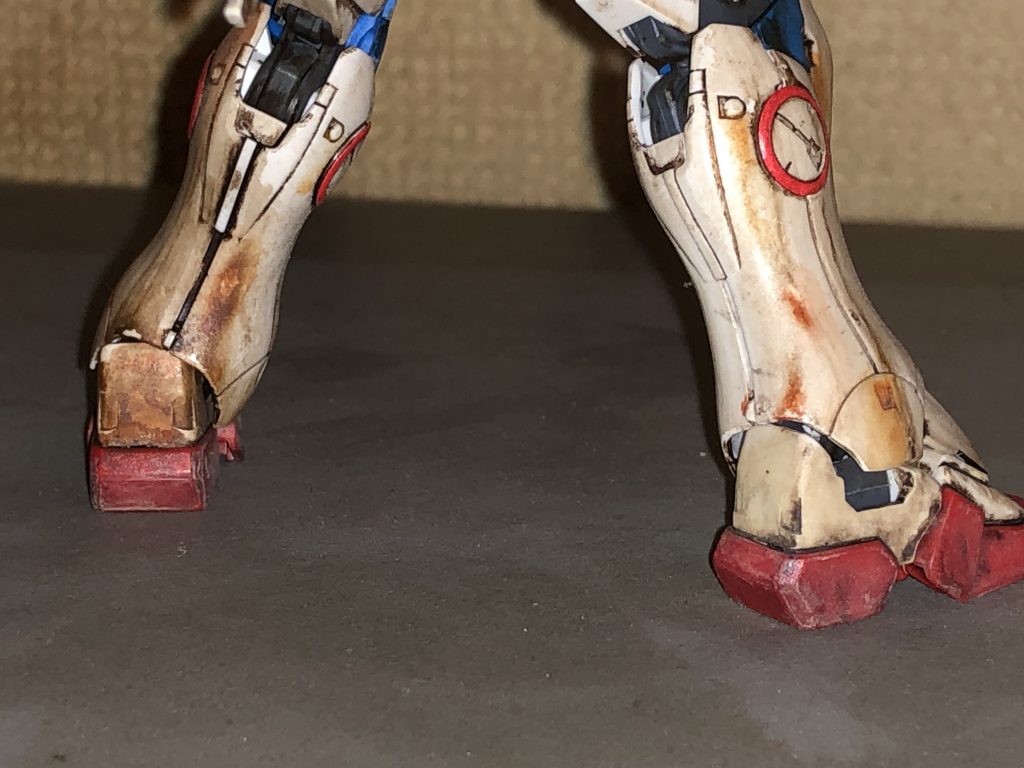 足の部分には重点的に錆をいれています