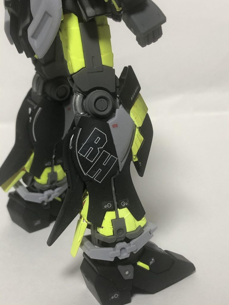 脚部の装甲にしか目立つデカールが貼れませんでした、ガッデム