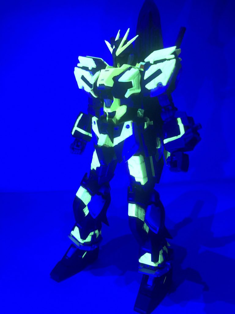 蛍光イエローなのでブラックライトで光ります。
発色良くて満足