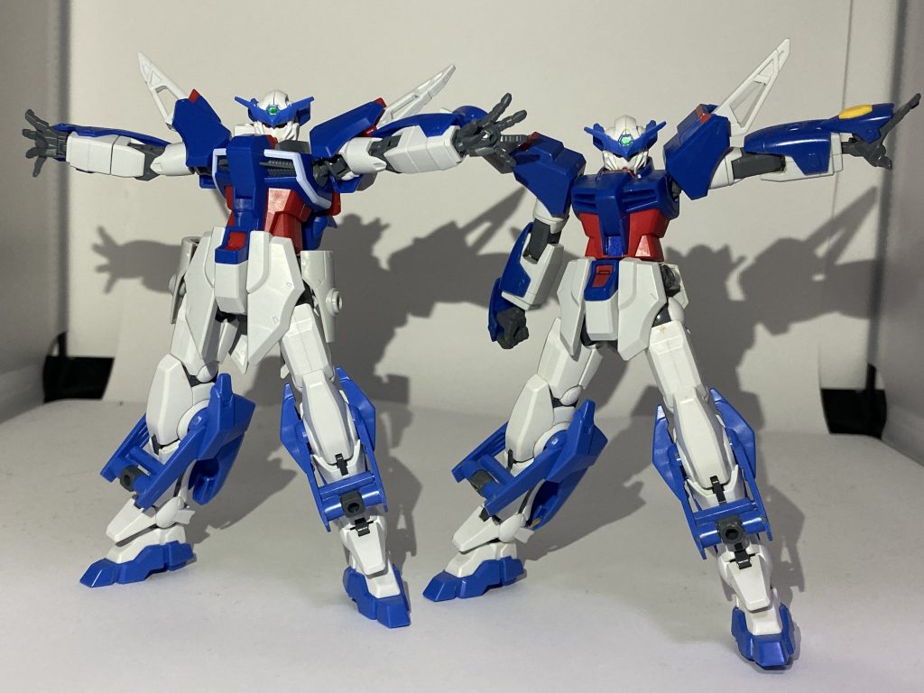 HGSEEDのデスティニーを使って組んでいた1代目(右)と比較。身長差が結構ある
この形で完成させたのがもう5、6年前です。古くなってきてもうゲート跡の色なんかやばいですね