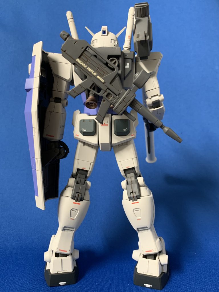 シールドはネオジウム磁石を入れた為、バックパック取り付け用のフレームをジャンクパーツで作り、それを利用してビームライフルも取り付けられるようにしてます。