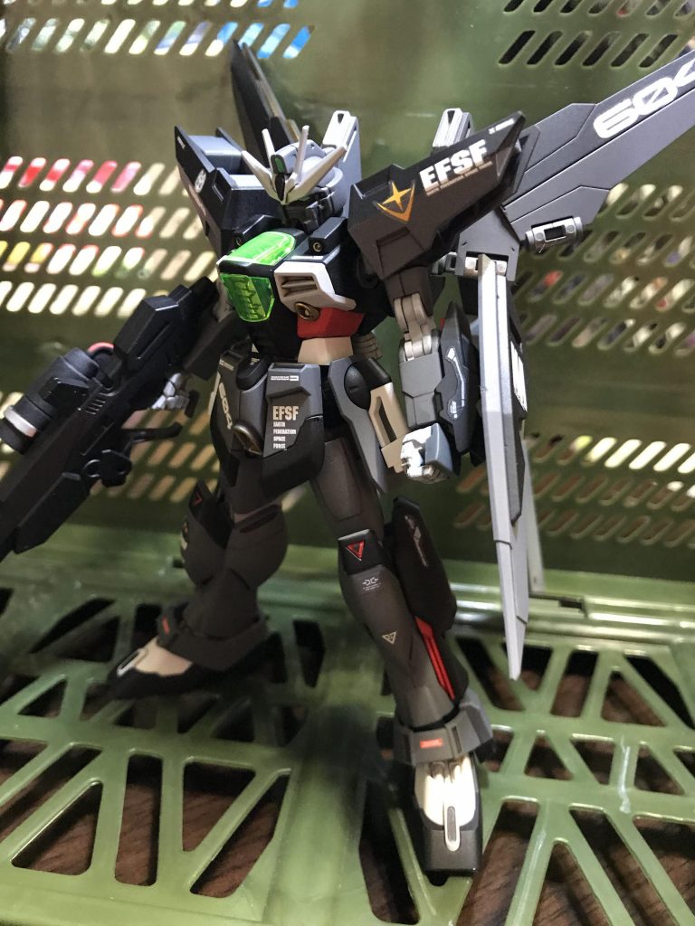 オオグロ.タツヤ特尉 17歳
マサキ.ハヤト少佐と並ぶ地球連邦軍のウィザード級NT。
マサキ少佐は強化人間としての実験過程において突然変異的能力者であるのに対し、オオグロ特尉は
連邦軍がジオンのNT戦略、サイコミュ技術の進歩に対し、身体能力、MSの操作技術の向上、戦略級MSの建造を目的とし密かに設立、運用されていた「特殊戦技教導隊」の出身である。
彼はここでの「戦略級NT人造実験」の一人目の成功者であり、戦略級NTの能力はもはや魔法使いと言っても過言ではない。
この戦略級NTはもう一人存在する。