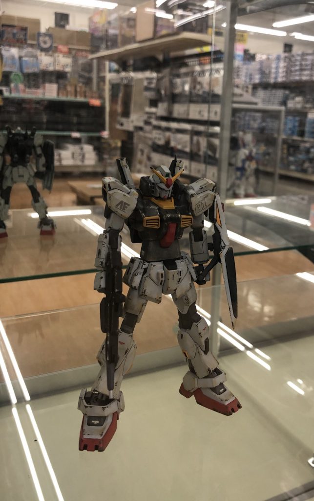 ガラスケースに入れると補正かかって
かなりかっこよく見えますね。