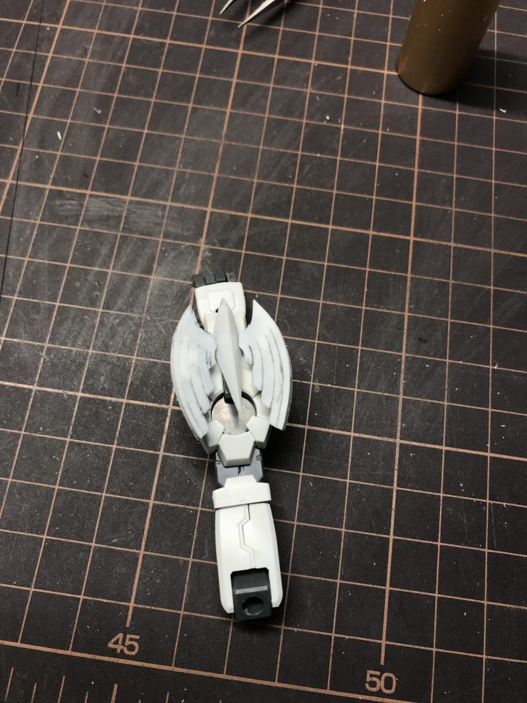 左手の羽根はプラ板積層