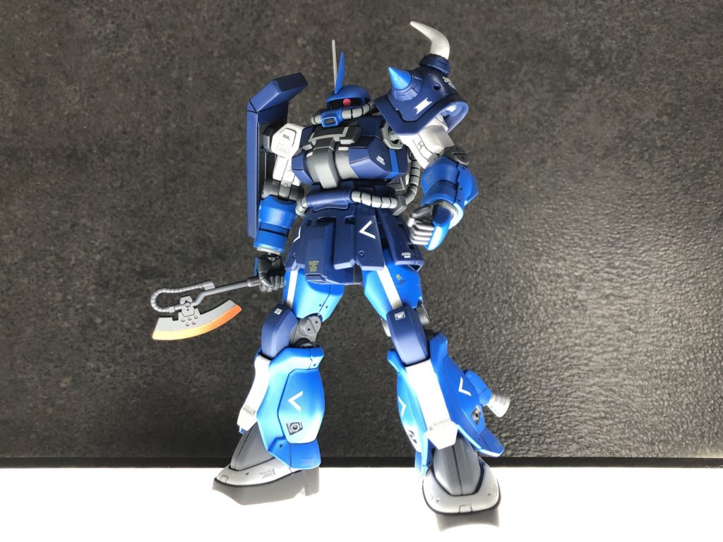 今回のザクはF2ザクをベースとして、陸戦高機動型の特徴でもある、肩のシールドやバックパック、足廻りを重点的に改造しました^ ^