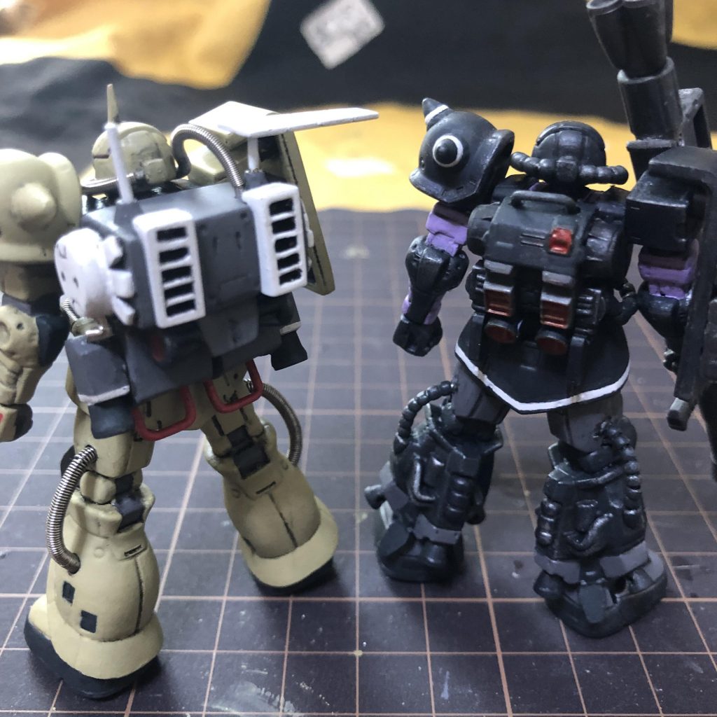 06RザクIIと一緒に記念撮影。複数機体が並ぶとカッコよく見えますね。