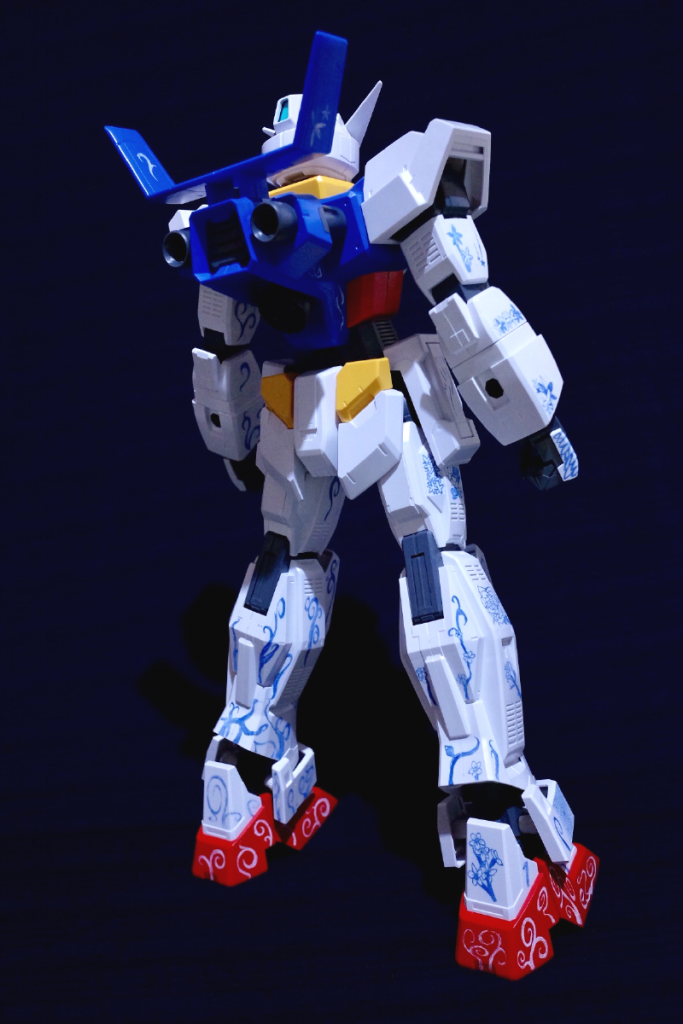 「左側から一見するとなんの変哲も無い、ただメガサイズのAGE-1だが、右後ろから見ると豹変する」的な感じでやりたかったので、右後ろを重点的に彫りました。大して豹変はしてないですね。