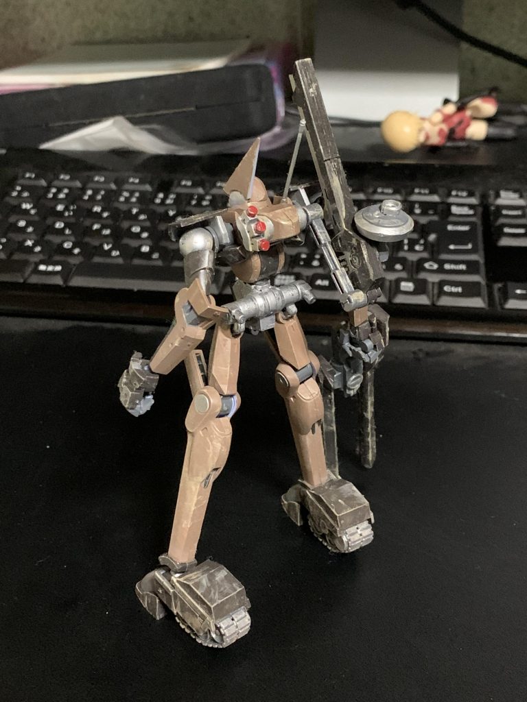 ランドセル左側にスモークディスチャージャー、右側にレドームセンサー付きの改造リニアキャノンを装備。脚部には無限軌道が装備されている。
