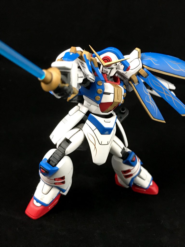 シュバリエサーベルは通常時の銀色、高出力時のクリアブルーと解釈