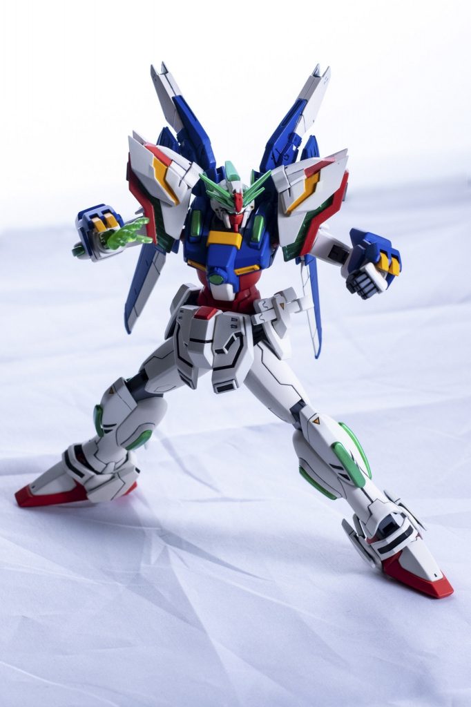 スーパーモードに変形すると、フェイスオープンし、各所が緑に光る設定です。