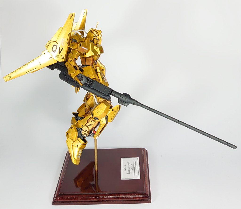 ○製作について
百式を見たクワトロ大尉が
「胴体がビームコーティングされてないのはなんの嫌がらせかな？」
と言ったかどうかはわかりませんが「全部金色」な百式を目指して作りました。
しかし、作りながらも完成イメージが全く固まらずいろいろやった挙句、結局「パラレルワールド」に落ち着きました。
こうなったからにはと、あえて「ガンダムらしくない」スジボリや、本来の使い方とは違うデカールの貼り方をしてみました