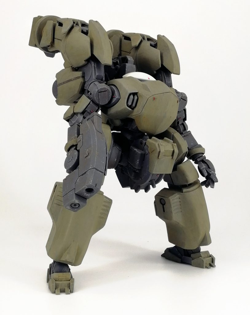 設定
スパンデュールの時期、装備違い。修復を繰り返され手足はすっかり別物。
ベルゲルミル装備は背中のやつ。
拠点都市建造後不要になって解体、資源化された装甲外壁建造用超大型機用のアームユニットで大出力低速大消費というバランス。