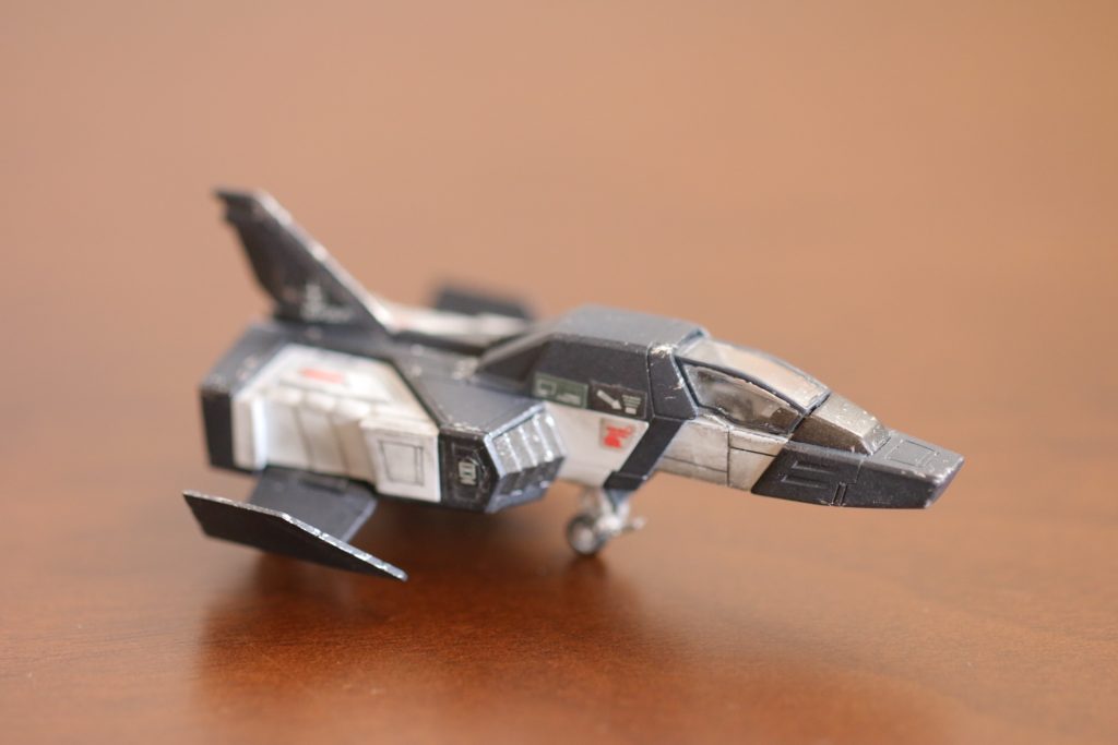 【側面】
前述の通りの、いわゆる「プロトタイプカラー」と近似しているんですが、グレー部はガンダムマーカーの「ファントムグレー」。
グラックは「黒鉄色」で、白いところは「ガンダムホワイト」でスプレー塗装です。