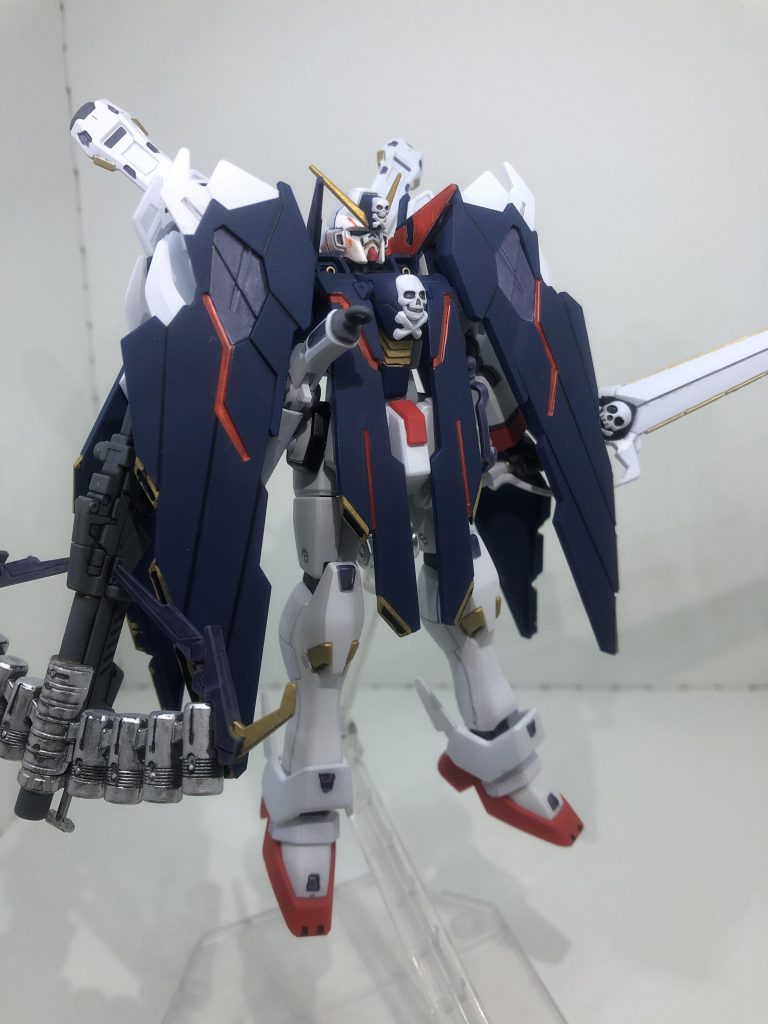 今回ランナー塗装(ランナーのままスプレー塗装)を試して大失敗しました
横着せずちゃんとやりましょうねって事ですね
特に凝った事してないですが、
成型色がパールホワイトとかいう意味不明な色だったので普通のホワイトでランナー塗装(失敗)、
アンテナなどがチーズバーガーのチーズみたいな成型色だったので海賊らしいギラギラ感が欲しくてゴールドに、
それに合わせて各部部分塗装をメタカラーでやりました
あとフェイスオープンのゴールドなど足りない箇所の塗装とスミ入れになります
ピーコックスマッシャーは使い込んだ感じにしたかったので軽く雑塗りしました
(ウェザリングって程でもない)
忘れてましたが動かしてるとフルクロスユニットが肩から取れるので、接続部を接着してます
フルクロスユニットを剥がす予定がないなら接着した方が可動時にストレス無くてよいです