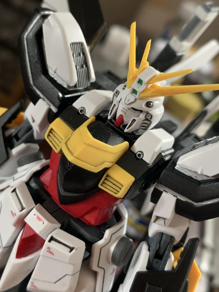 他に肩アーマーは、コトブキヤのフィン状のパーツを埋め込みました。サイドスカートは、サテライトキャノンの方にビームソードがマウントされているので、丸モールドを接着してビームサーベルのマウントを廃止してます。