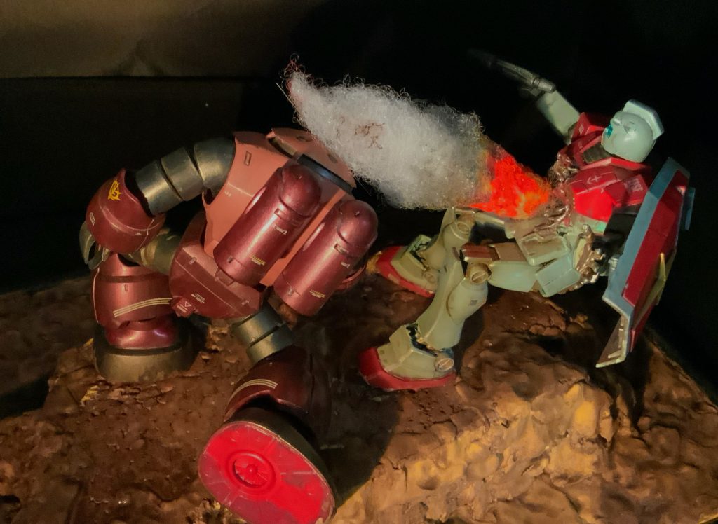 綿を加工して爆破イメージを作りました