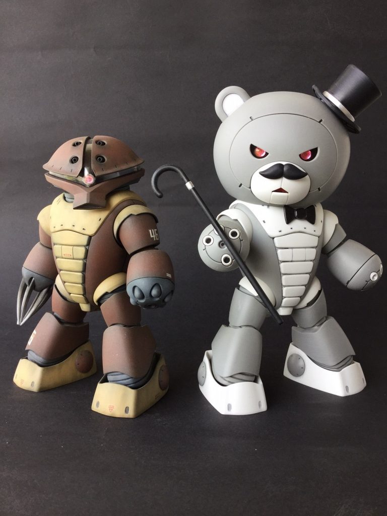 パパッガイの時にも使った写真で恐縮ですが、ぺアッガイシリーズとの比較です。ベアッガイシリーズは頭部が巨大かつ重いうえ、首間接が弱いので、毎回毎回毎回…首を接続する部品が折れてしまいます。多分、最低でも3回折ってます。(苦笑)