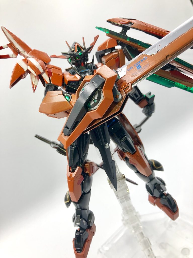 右肩は、デスティニーガンダム、バルバトスなどからミキシングしました。
エクシアのGNソードも使ってます。