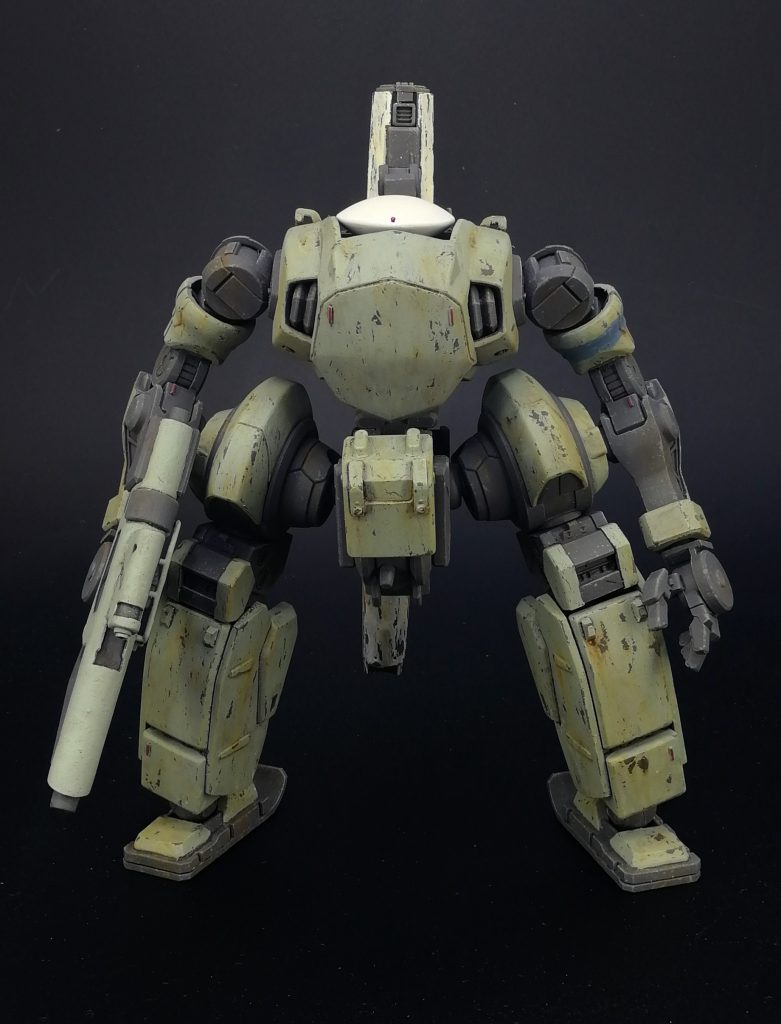 頭はガンダムキマリスのスラッシュディスク入れる所に0.5mmのパールビーズをメインカメラとして埋め込み。
胴はバクト胴にゲイレールの肩が良い感じに収まったのでそれを胸部に股間フレームはグレイズフレームの胸。装甲は百錬のナックルガード。
腕はグレイズフレームの肩の接続軸を縮めた物にキマリストルーパーの上腕、ガンダムダンタリオンの下腕、レギンレイズの手首を縮めた物。
脚は太ももから膝までがジンクスⅢの肩にストライカージンクスの上腕、脛がMGZプラスの下腕、足首はメカトロチャンクの足首の中身。
細かいディテールはプラ棒とスケールキットのジャンクパーツで仕立ててます。