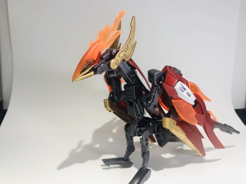 *火鳥型MB『スザクⅡオオトリ』*
AI(男性の声)を搭載した、スザクの2号機。
武装の強化・防御に特化した翼の装備によって、スザクに比べて単体の戦闘力が高くなっている。
欠点は、重量の増加による機動力の低下。
まさかの2号機!前後編になってしまった原因の一端はコイツにあります。
鳳凰は鳳(雄)と凰(雌)のつがい、という解釈があったので、2体のスザクを作って当てはめた次第であります。
スザクが生物的なシルエットなのに対し、オオトリは機械的な見た目になる様にしてみました。
所謂メカスザク。←スザクもメカじゃね?
では、登場してすぐですが、もう合体してもらいます!(尺がない)