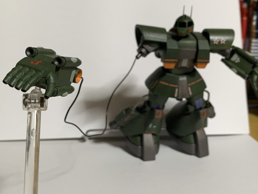 腕部５連装メガ粒子砲は有線式のサイコミュ兵器という説が主流。