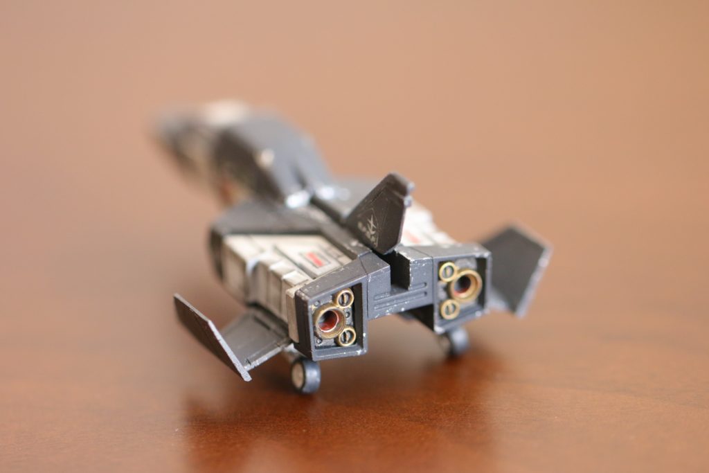 【背面】
地味に複雑そうに見えますが、実はそうでもなかった箇所です(笑)
ブースターは全面をファントムグレーで塗った後に、ゴールドで上塗りし、内部をメタレッドでさらに塗装。全部ガンダムマーカーでやってます。
というか、思いのほか細かくて、マスキングでは失敗しそうでした。