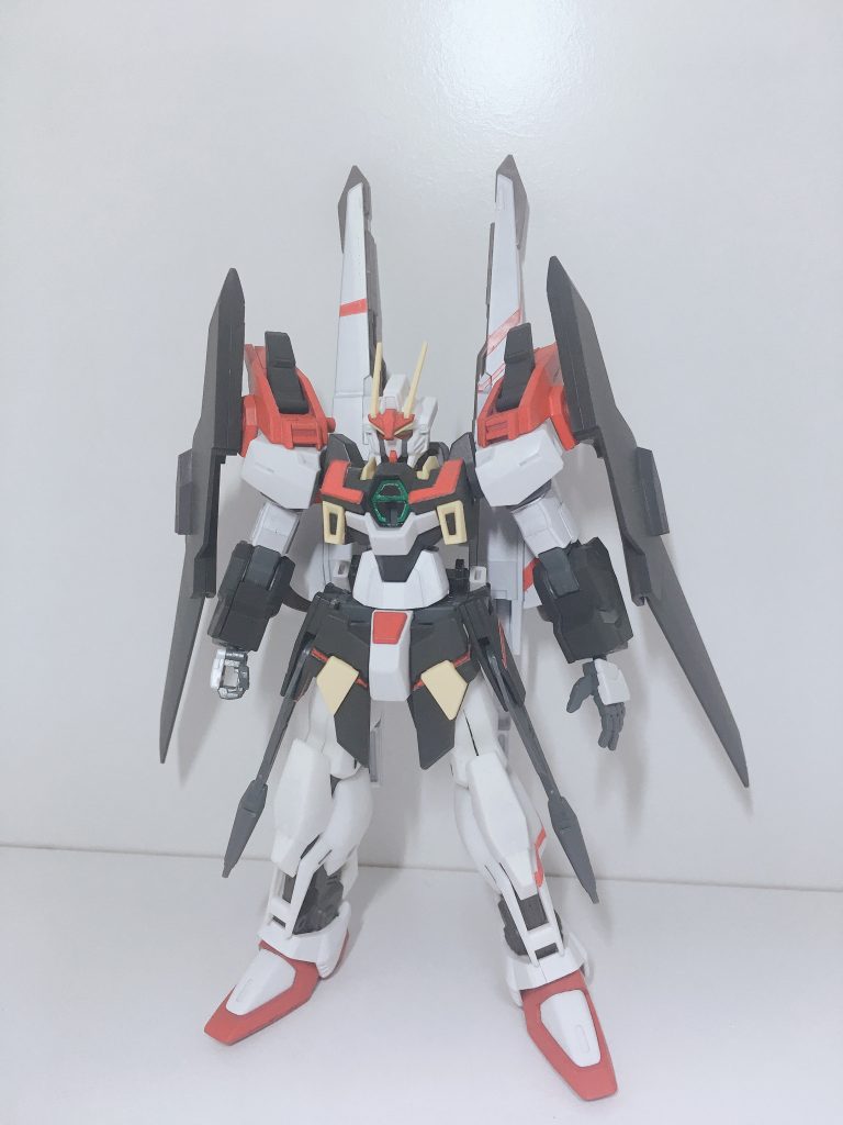 正面です。カラーリングは元々この色より落ち着いた方向で行く予定でしたが、塗装し組み上げてみるとめっちゃヒロイックに仕上がりました( ˙˙)