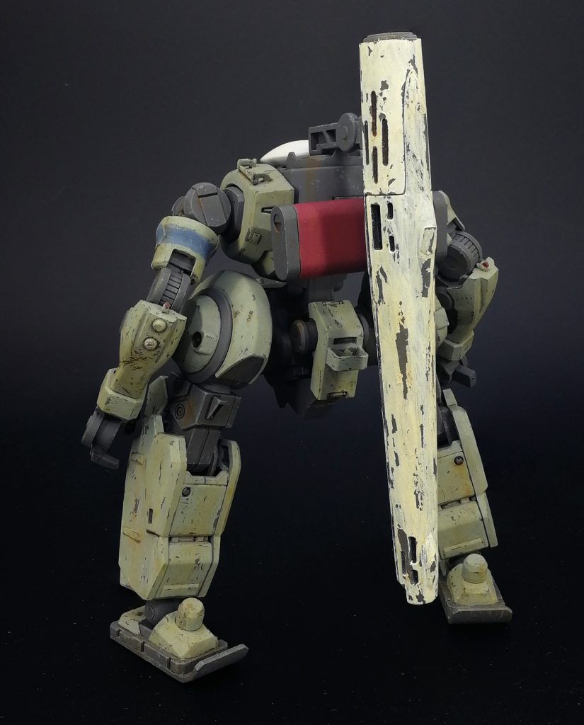 塗装はボロボロながらも現役でスクラップ化しているわけではない状態をイメージ。
下地にメカサフヘヴィを塗って全体にドライブラシ、チッピングと軽いウォッシング。
一旦コートして各装甲をケープ落としで剥がれた感じに塗っています。
その後各ウェザリング塗料や油絵具で汚して仕上げました。