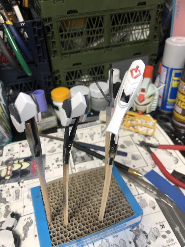 筆塗り。
苦手なので避けてきましたが、思いのほか出来て楽しかったです。
黒っぽいとこはティターンズブルー1、肩アーマーの黄色は色が違い過ぎてミスったと思いましたが、全く気にしてません。
